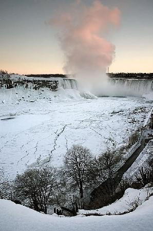 Click image for larger version. 

Name:	frozen niagara2.jpg 
Views:	1 
Size:	65.3 KB 
ID:	9612